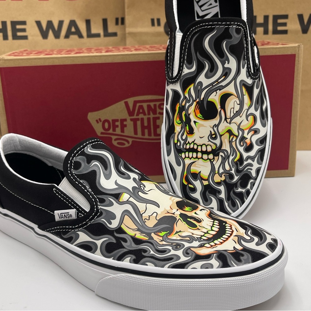 Vans Men's Black Skull Design Bold Classic Slip-On
Flame Skull Black/True White - Picture 6 of 16